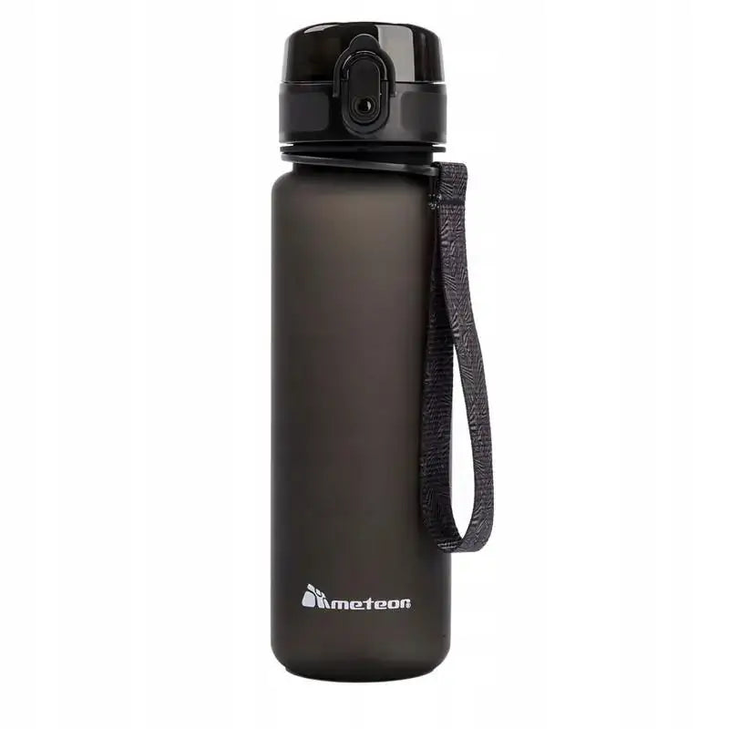 Meteor vannflaske 500 ml i svart plast, frontvisning med bærestropp, matt finish og hvit logo nederst.