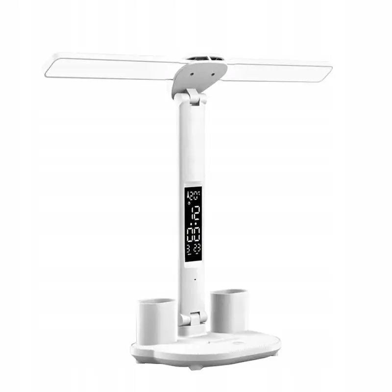 Sammenleggbar skrivebordslampe i hvit plast med digital skjerm, to blyantholdere og bredt justerbart hode.
