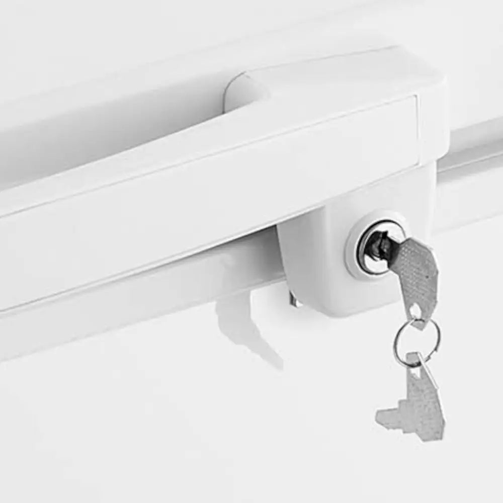 Hvit vinduslås til nedkjølingsboks, sidevisning med to sølvnøkler satt inn i låsen.