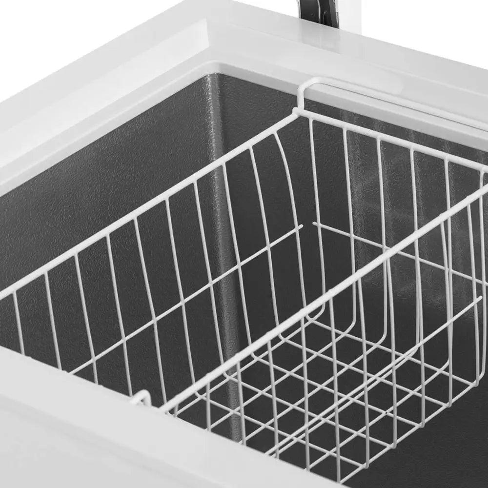 Nedkjølingsboks med lås, detaljert oversiktsbilde av hvit metallkurv og tydelig nettingstruktur inni fryseren.