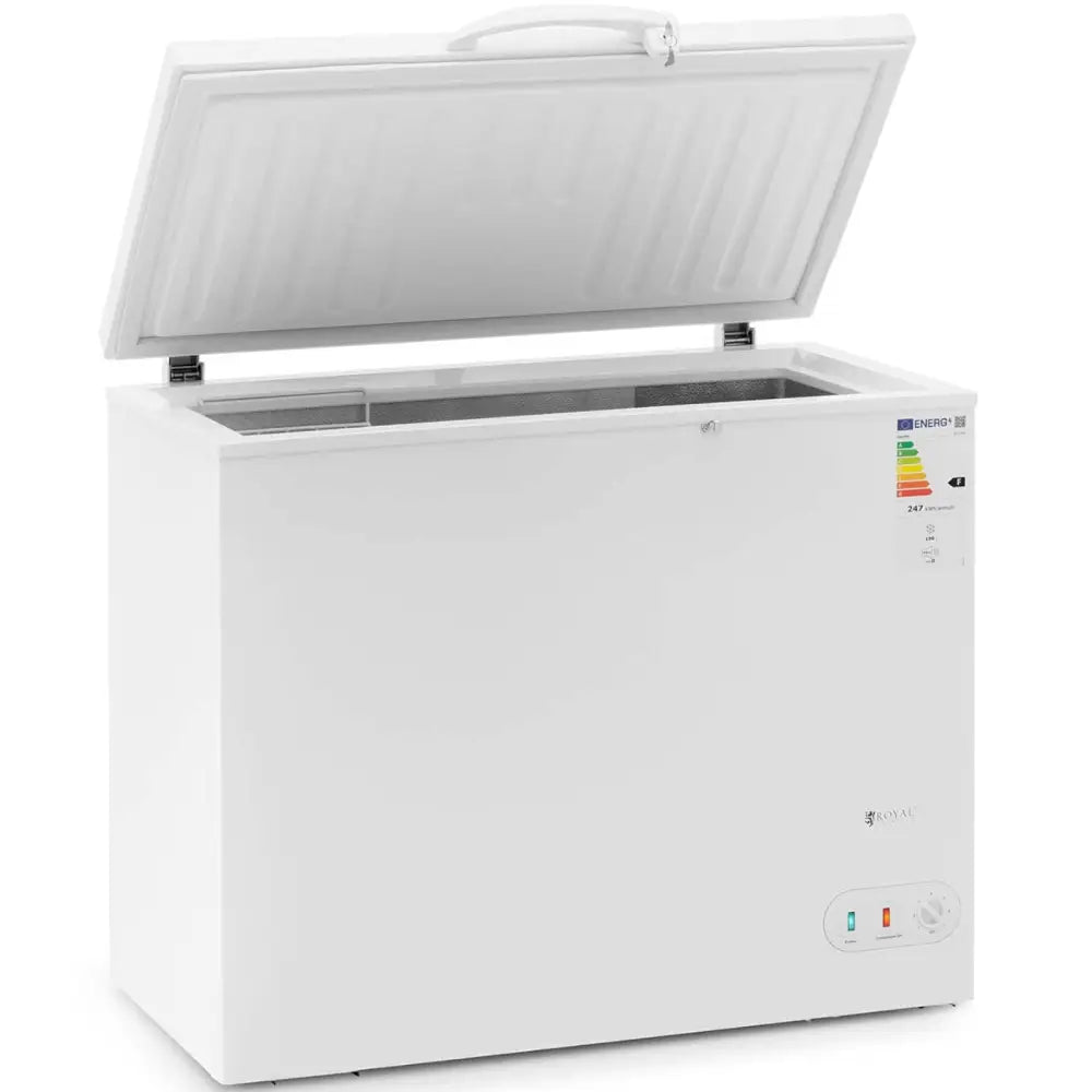 Nedkjølingsboks med åpent lokk, synlig trådkurv, energi-etikett og kontrollpanel på fremsiden.