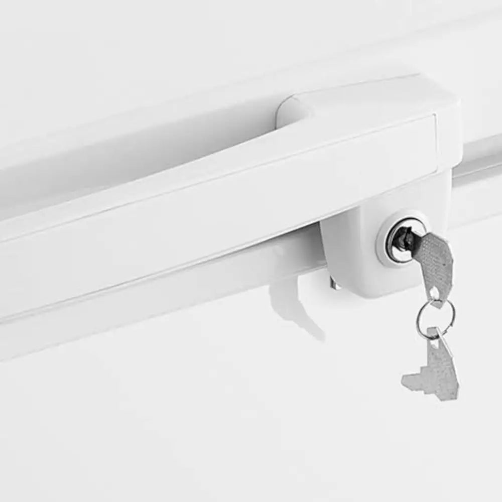 Nedkjølingsboksens sidevrider med lås, to nøkler i sylinderen mot lys bakgrunn.