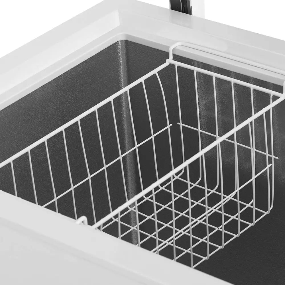 Nedkjølingsboks med låsbart deksel, toppvisning av innvendig metalltrådkurv og beholderens indre kanter.