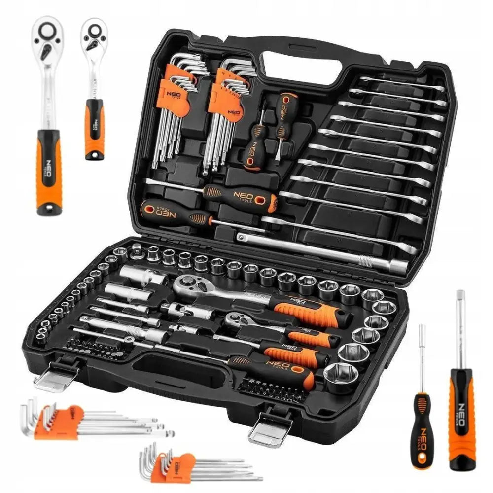 Neo nøkkelsett i åpen sort koffert, viser 138 deler med pipenøkler, skrujern og unbrakosett.