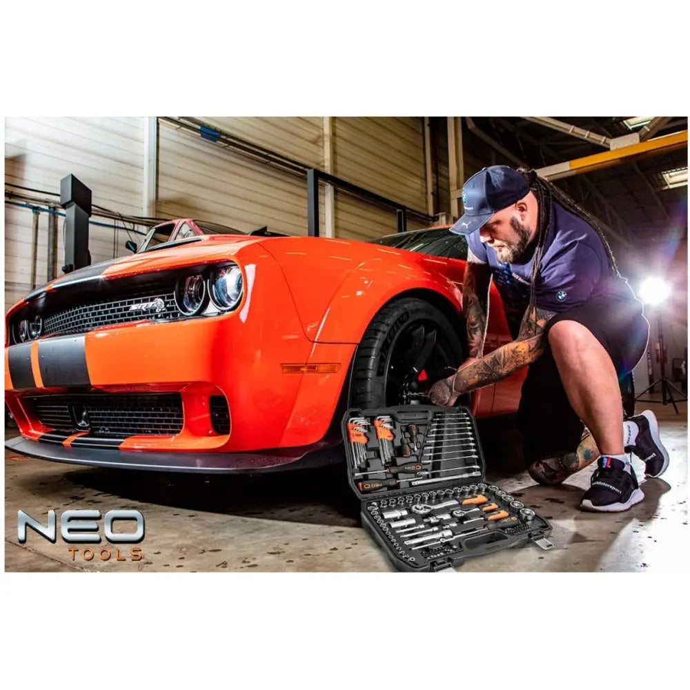 Neo nøkkelsett med 138 deler åpent på gulvet, brukt av en mann som jobber på hjul på oransje sportsbil.