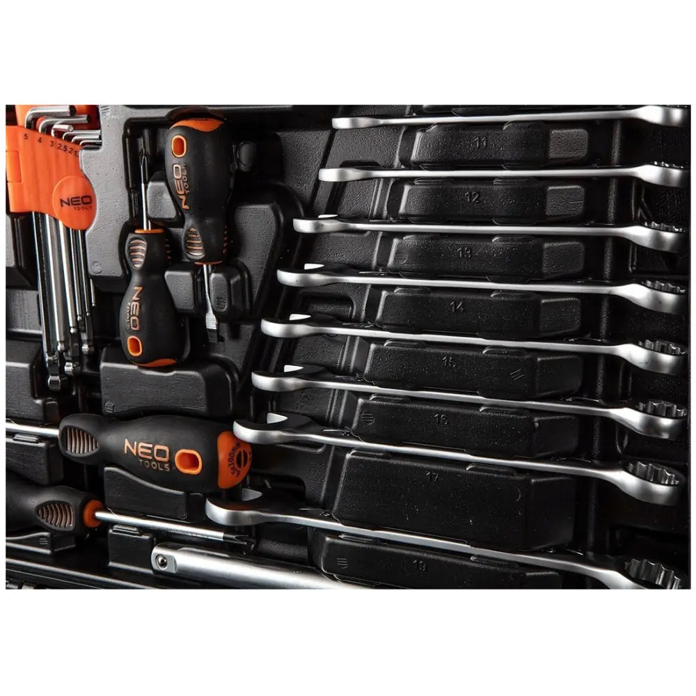 Neo nøkkelsett, nærbilde av organiserte fastnøkler, skrutrekkere og unbrakonøkler med sorte og oransje detaljer.