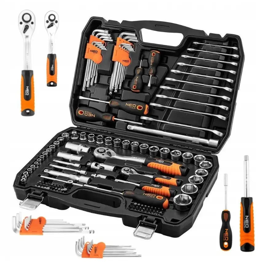 Neo nøkkelsett med 138 håndverktøy i åpent sort skrin, oransje og svarte håndtak, sett skrått ovenfra.
