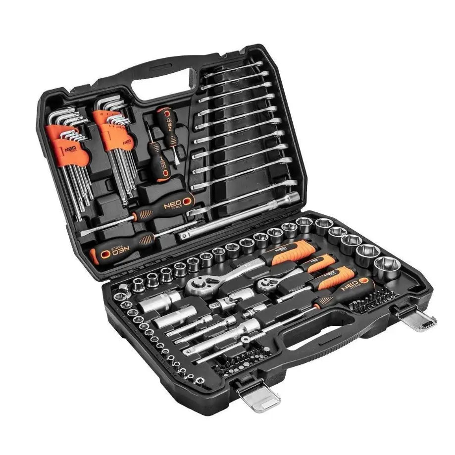 Neo nøkkelsett i åpen sort koffert, oversikt over piper, bits og håndverktøy med oransje detaljer.