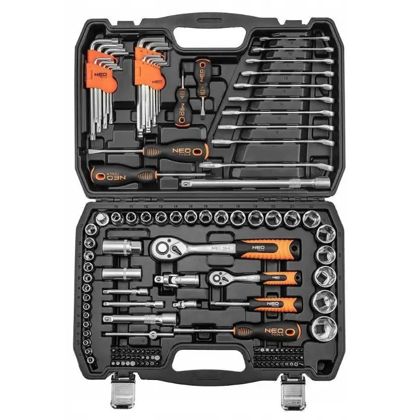 Neo nøkkelsett med 138 deler, oversiktsbilde av åpent sort verktøyskrin med oransje-detaljerte verktøy.