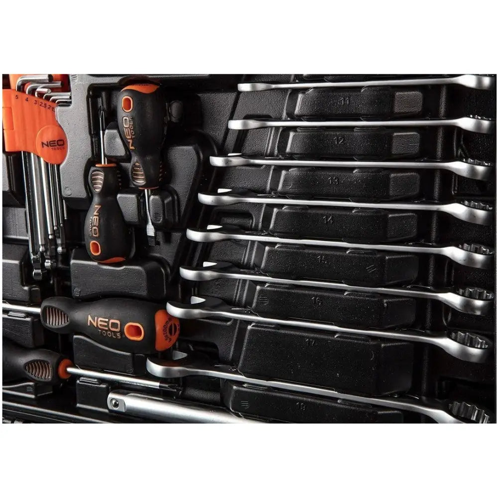 Neo nøkkelsett med 138 deler, nærbilde av sort plastinnlegg med skrutrekkere, nøkler og oransje detaljer.