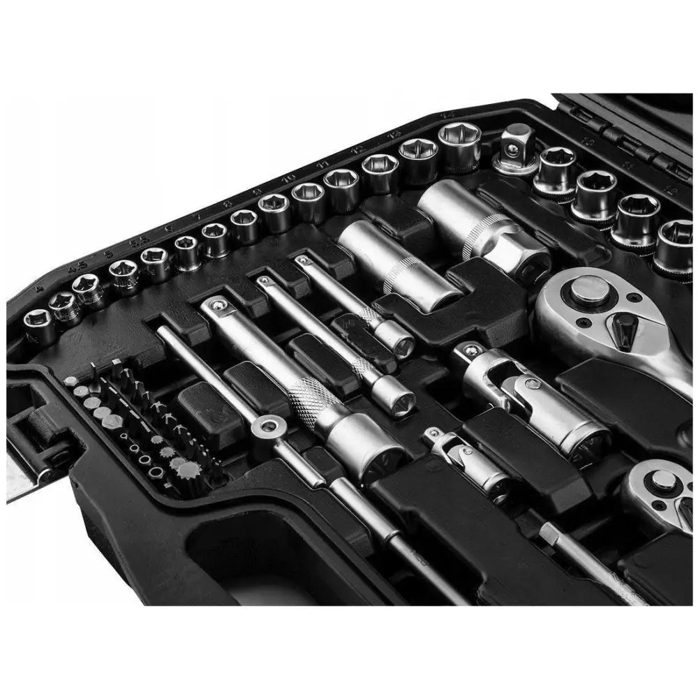 Neo nøkkelsett med 138 deler, skrå oversikt over piper, skralle og tilbehør i sort koffert.