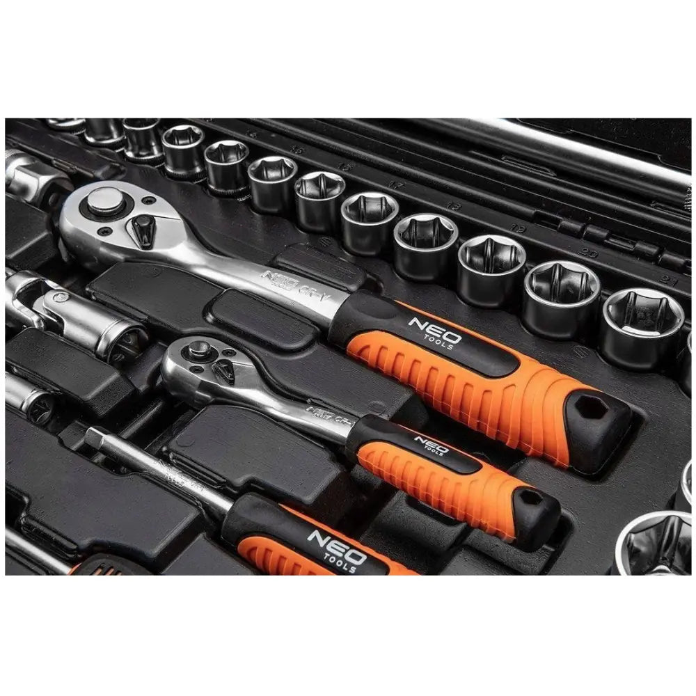 Neo nøkkelsett med pipenøkler og skralle, sort og oransje håndtak, nærbilde av oppbevaringsboks.