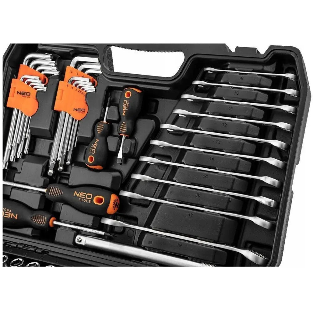 Neo nøkkelsett med 138 deler, oversikt over skrutrekkere, umbrakonøkler og fastnøkler i formstøpt koffert.