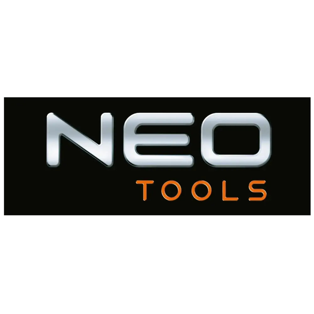 NEO TOOLS-logo i metallic-sølv og oransje mot svart bakgrunn, tydelig presentert som del av nøkkelsettet.