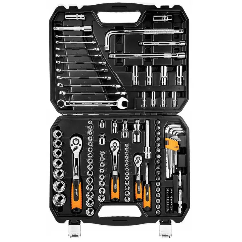 Neo nøkkelsett med hylsenøkler, 126 deler organisert i svart koffert, sett ovenfra med oransje detaljer.