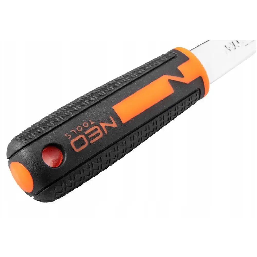 Neo pipenøkkelsett, nærbilde av sort og oransje håndtak med struktur og NEO TOOLS-logo på siden.