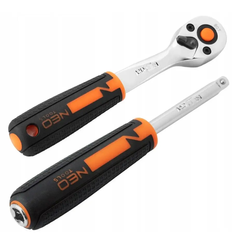 Neo pipenøkkelsett, to skralleverktøy med oransje og svarte grep, teksturert gummi og synlig merking.