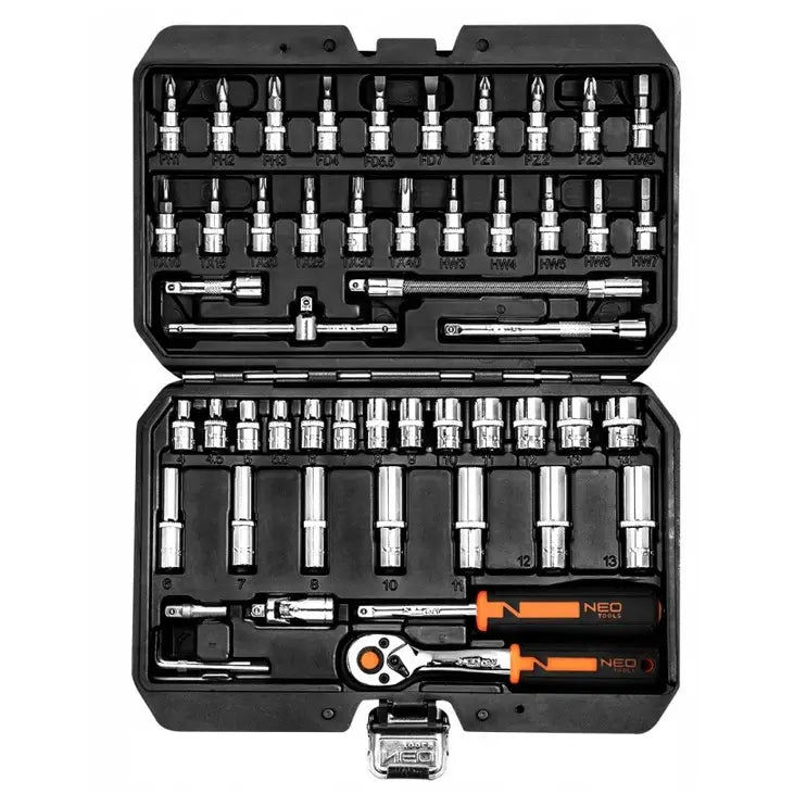 Neo pipenøkkelsett i sort koffert, sett ovenfra med blanke pipenøkler, bits og to skraller med oransje håndtak.