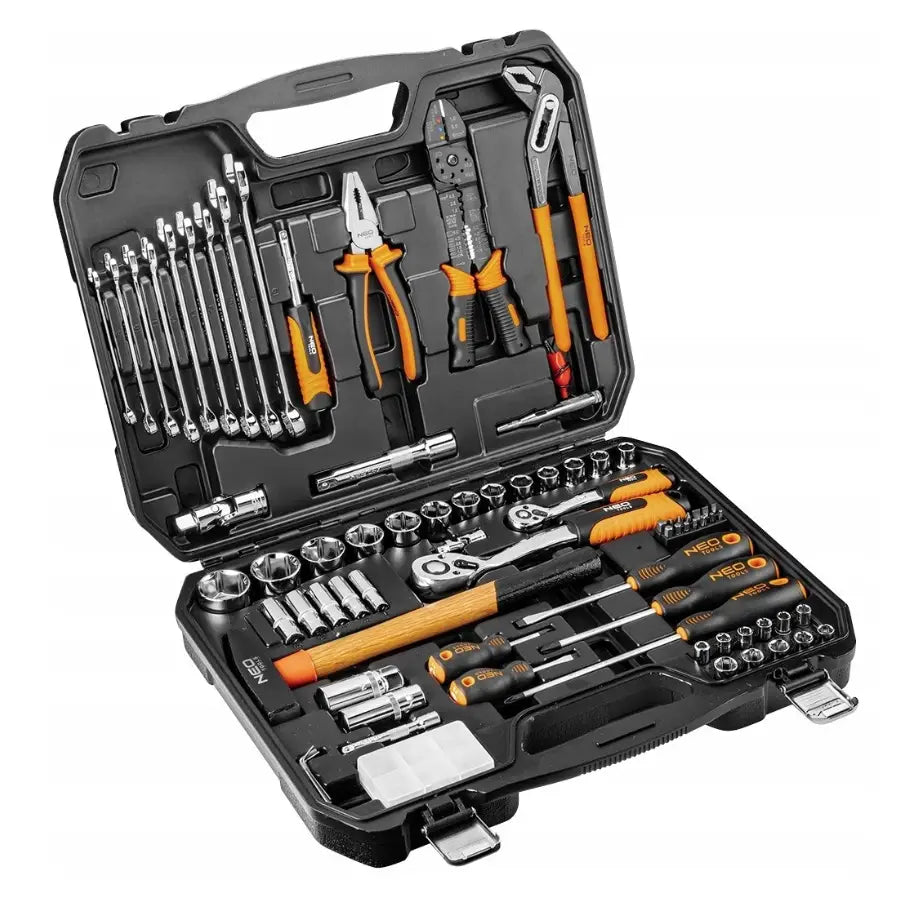 Neo pipesett verktøysett i sort koffert, skrå oversikt som viser oransje håndtak og 100 ulike verktøy og piper.