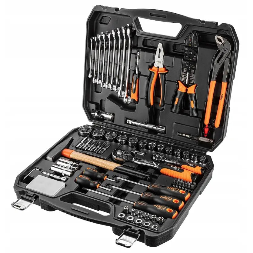 Neo pipesett verktøy, åpen sort plastkasse sett skrått ovenfra med 100 oransje og svarte håndverktøy.