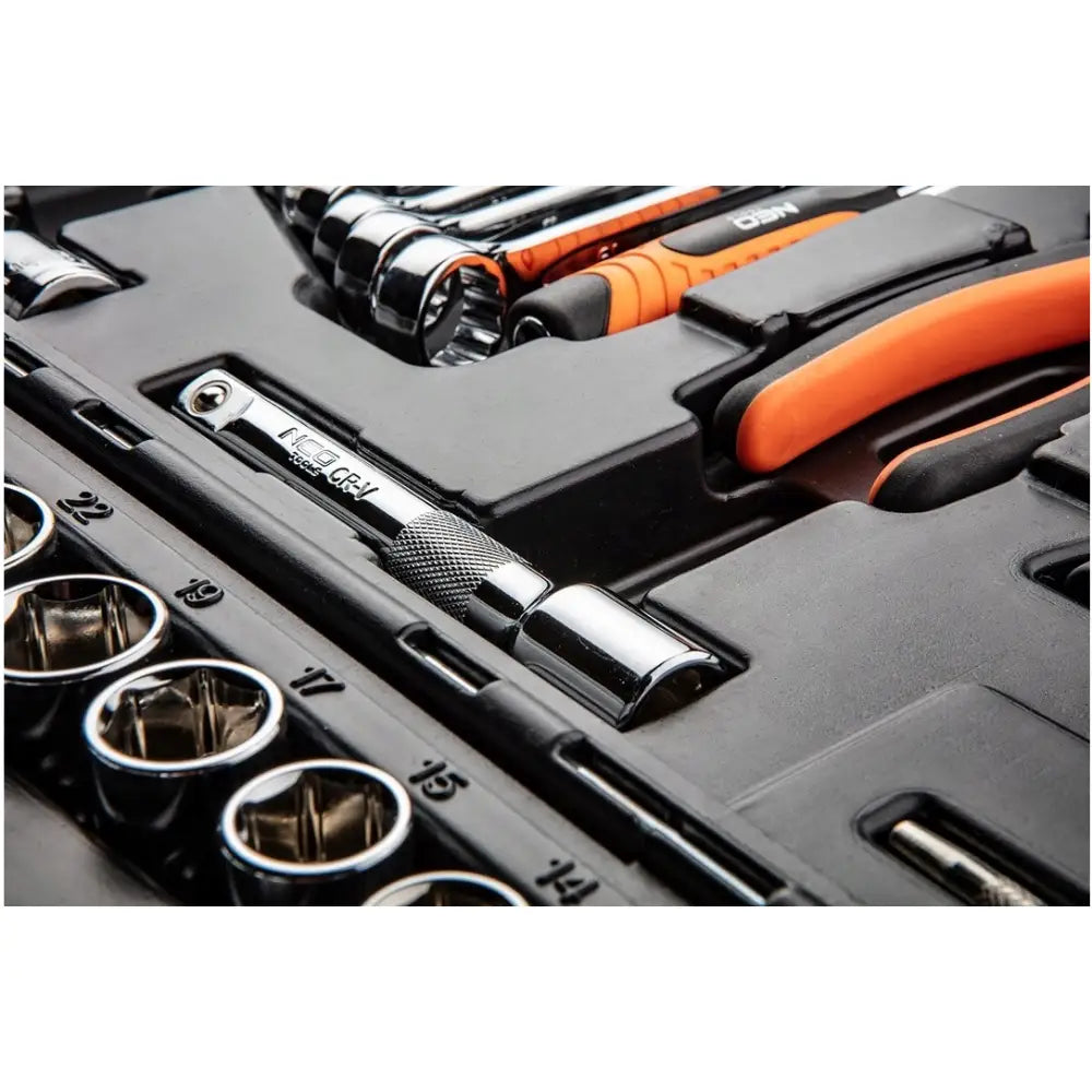 Neo pipesett, nærbilde av krompiper, forlenger og håndtak med oransje-svart grep i sort plastinnlegg.