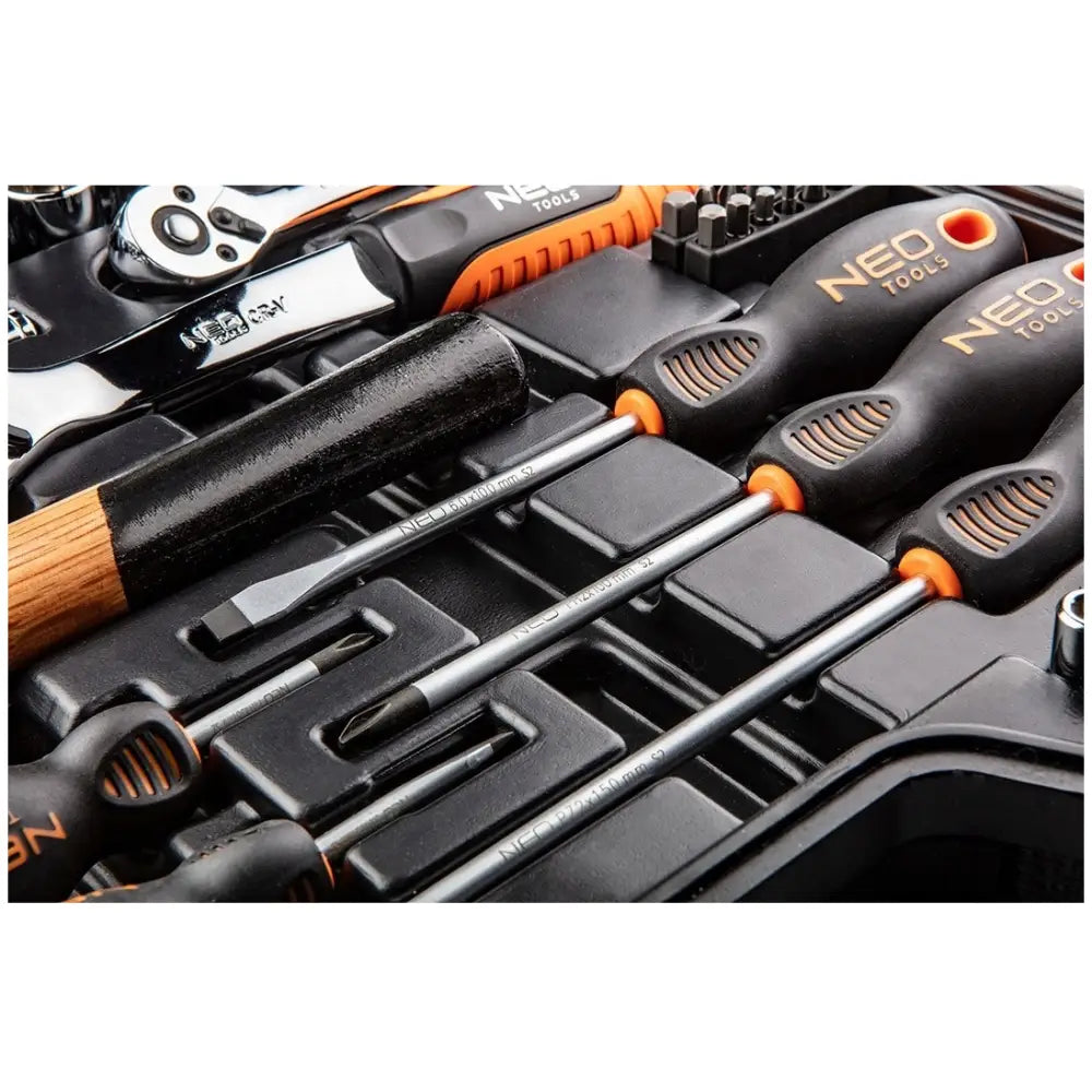 Neo pipesett verktøy, nærbilde av skrutrekkere med sorte og oransje håndtak og hammer med treskaft i plastinnsats.