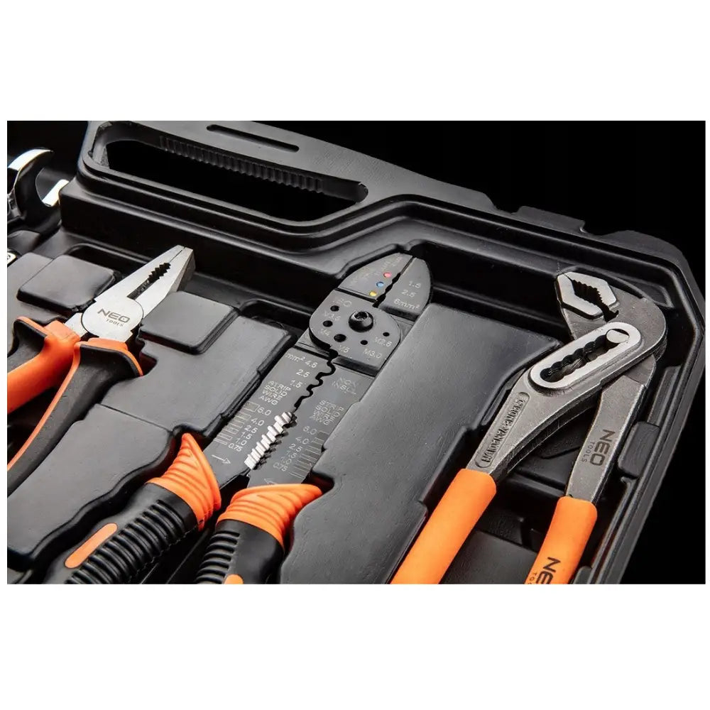 Neo verktøysett, nærbilde av tang og avbitertang med oransje håndtak i sort formet etui.