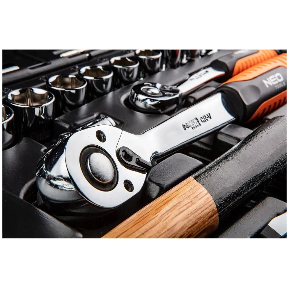 Neo pipesett med skralle, oransje og sort håndtak, piper og tilbehør arrangert i sort verktøykasse.