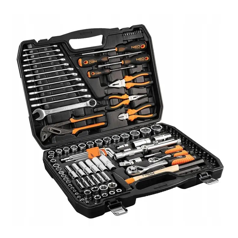 Neo Tool verktøysett, åpen sort plastkoffert sett skrått ovenfra med oransje-detaljert håndverktøy.