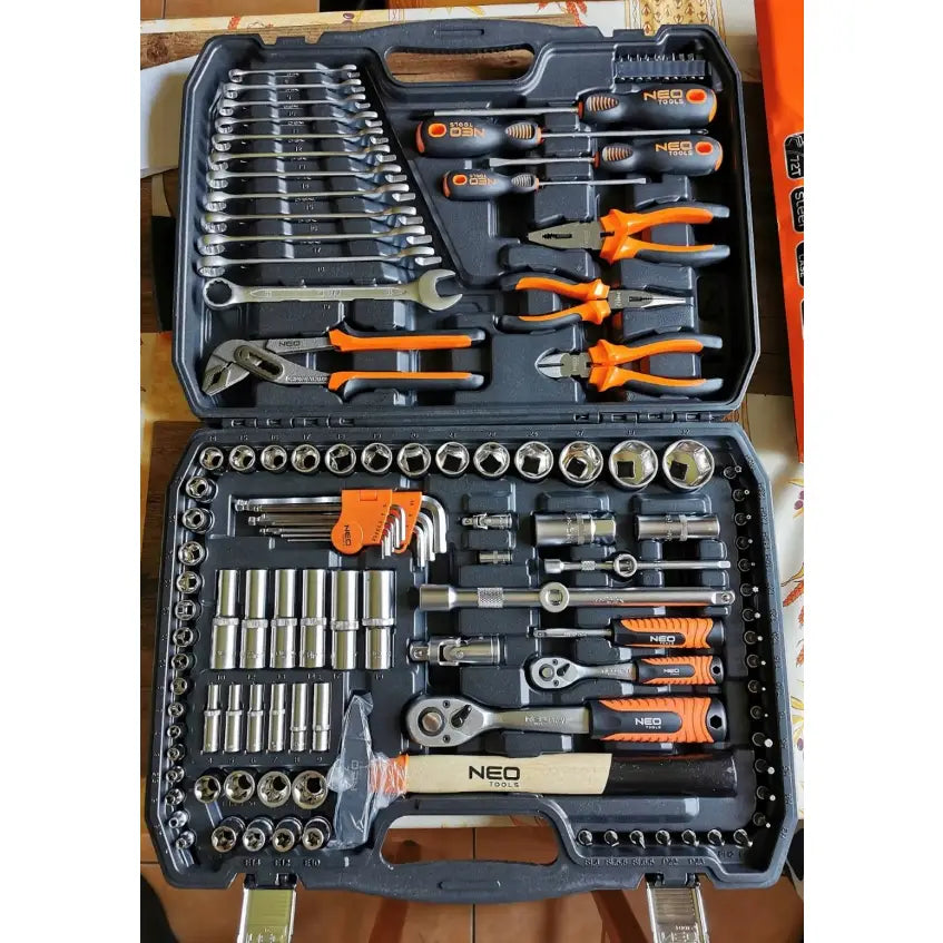 Neo Tool verktøysett i svart koffert, oversiktsbilde av 122 deler med oransje håndtak og sortiment av verktøy.