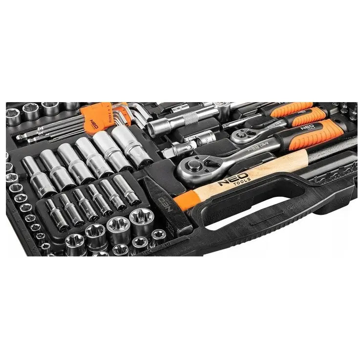 Neo Tool verktøysett med 122 deler, skralle, hammer og pipenøkler i åpen koffert med oransje detaljer.