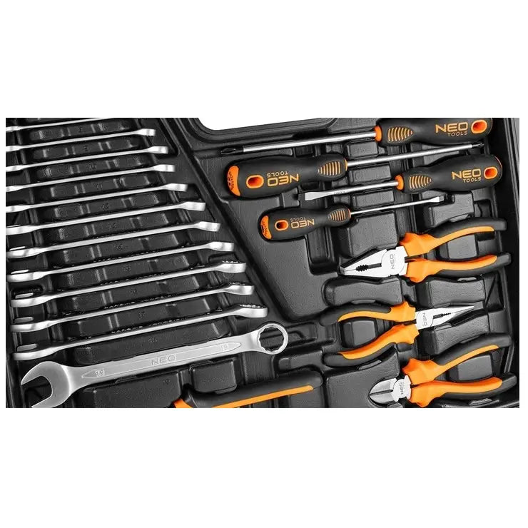 Neo Tool verktøysett, nærbilde av sort plastinnlegg med oransje og sorte håndverktøy i krom-finish.