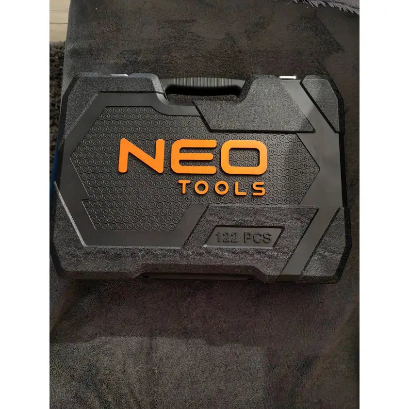 Neo Tool verktøysett i sort plastkoffert, sett ovenfra med oransje tekst og tydelig håndtak.