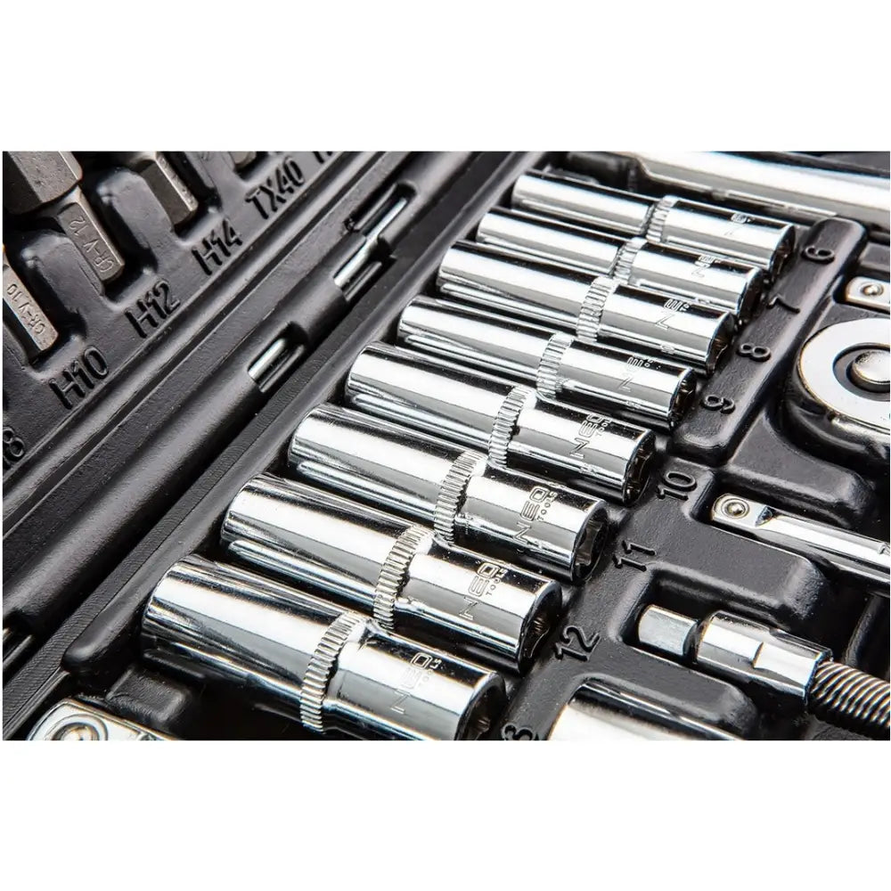 Neo Tools pipesett i sort koffert, nærbilde av kromfargede pipenøkler og bits med synlige størrelsesmarkeringer.