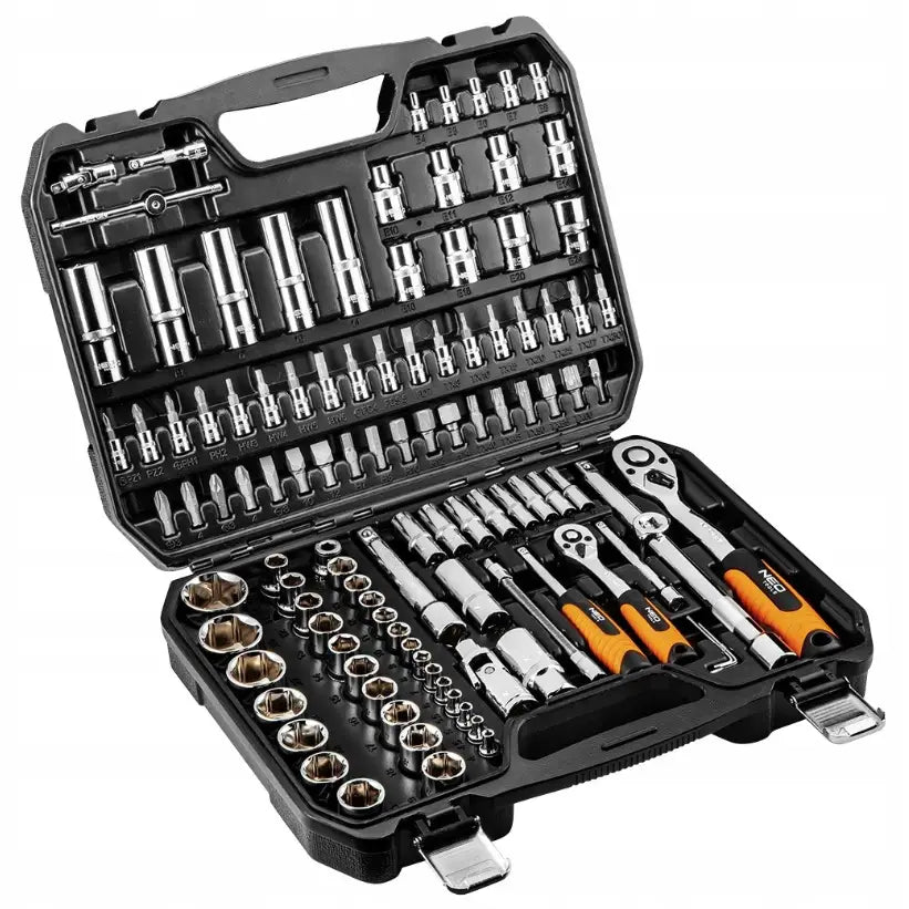 Neo Tools pipesett i sort etui, skråvisning av 111 deler med piper, skralle og bits ryddig organisert.