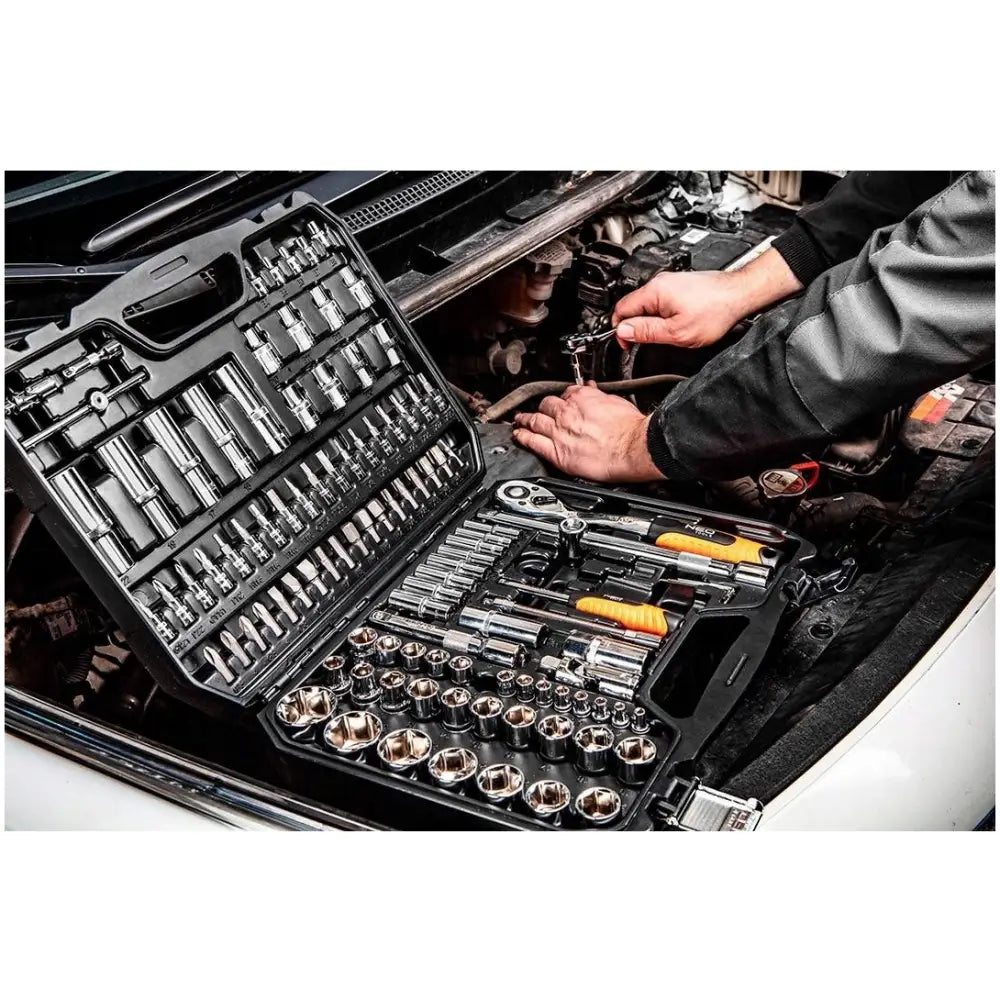 Neo Tools pipesett koffert, åpent under motorarbeid på bil, viser bruk av piper og bits under reparasjon.