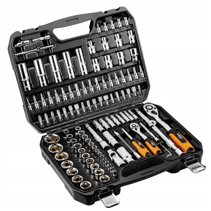 Neo Tools pipesett i sort koffert, skrå oversikt som fremhever oransje håndtak og sortiment av verktøy.