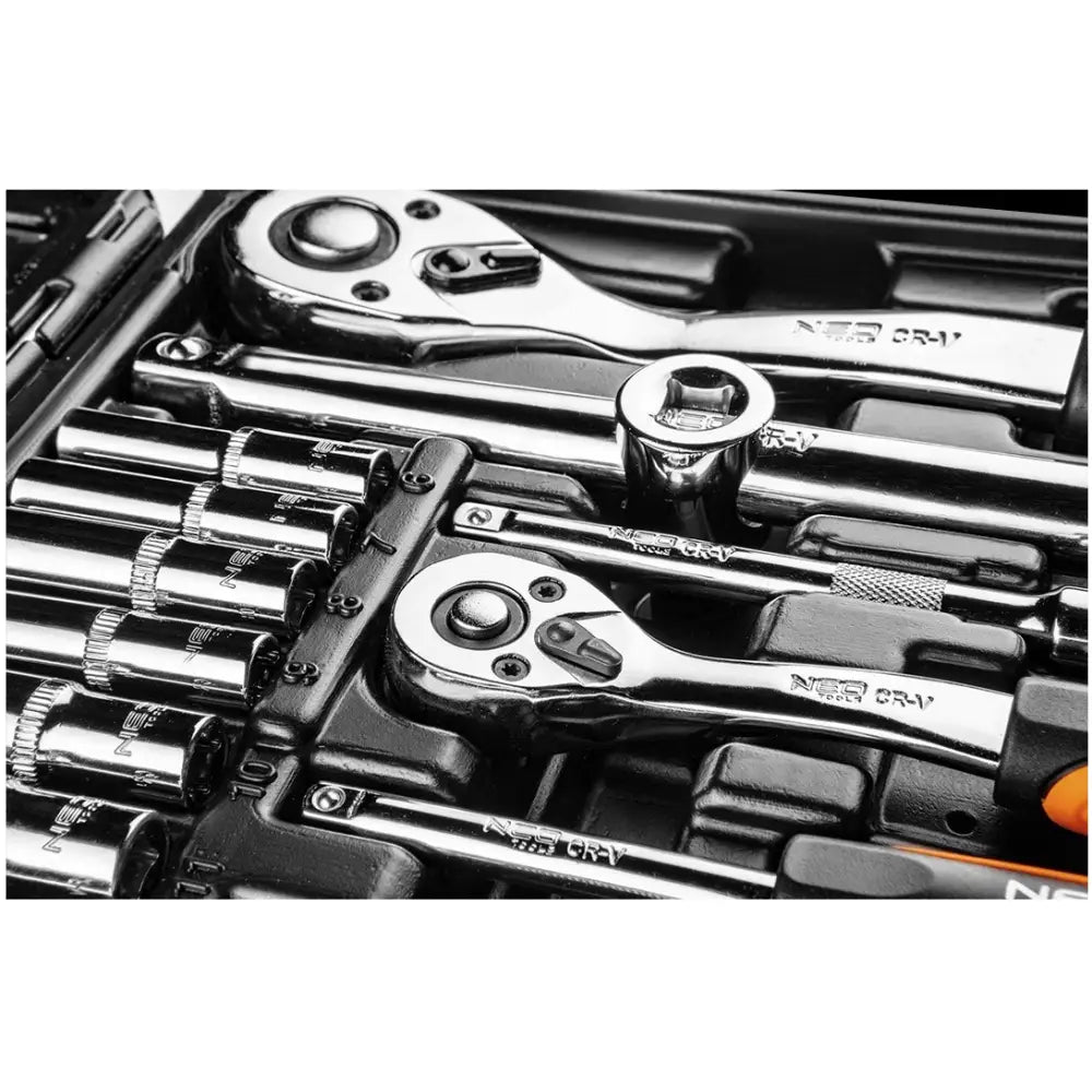 Neo Tools pipesett, nærbilde av kromfargede skralle- og piper i sort koffert med synlige graveringer.