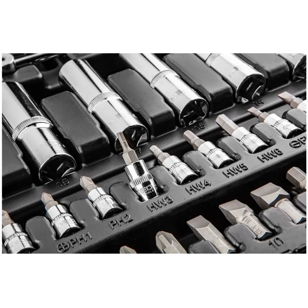 Neo Tools pipesett, nærbilde av kromfargede bits og piper med synlige størrelsesmarkeringer i sort koffert.