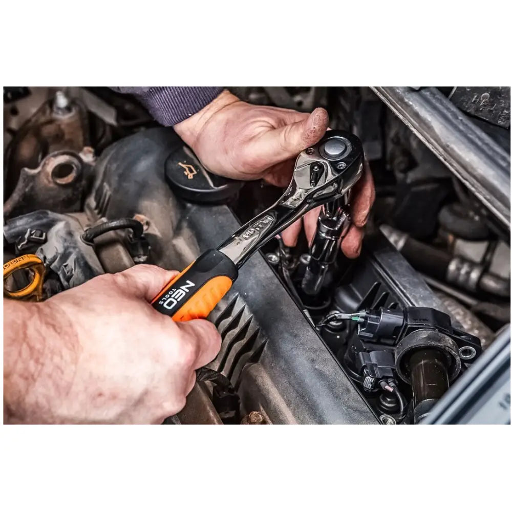 Neo Tools pipesett, pipenøkkel med svart og oransje håndtak i bruk på bilmotor under reparasjon.