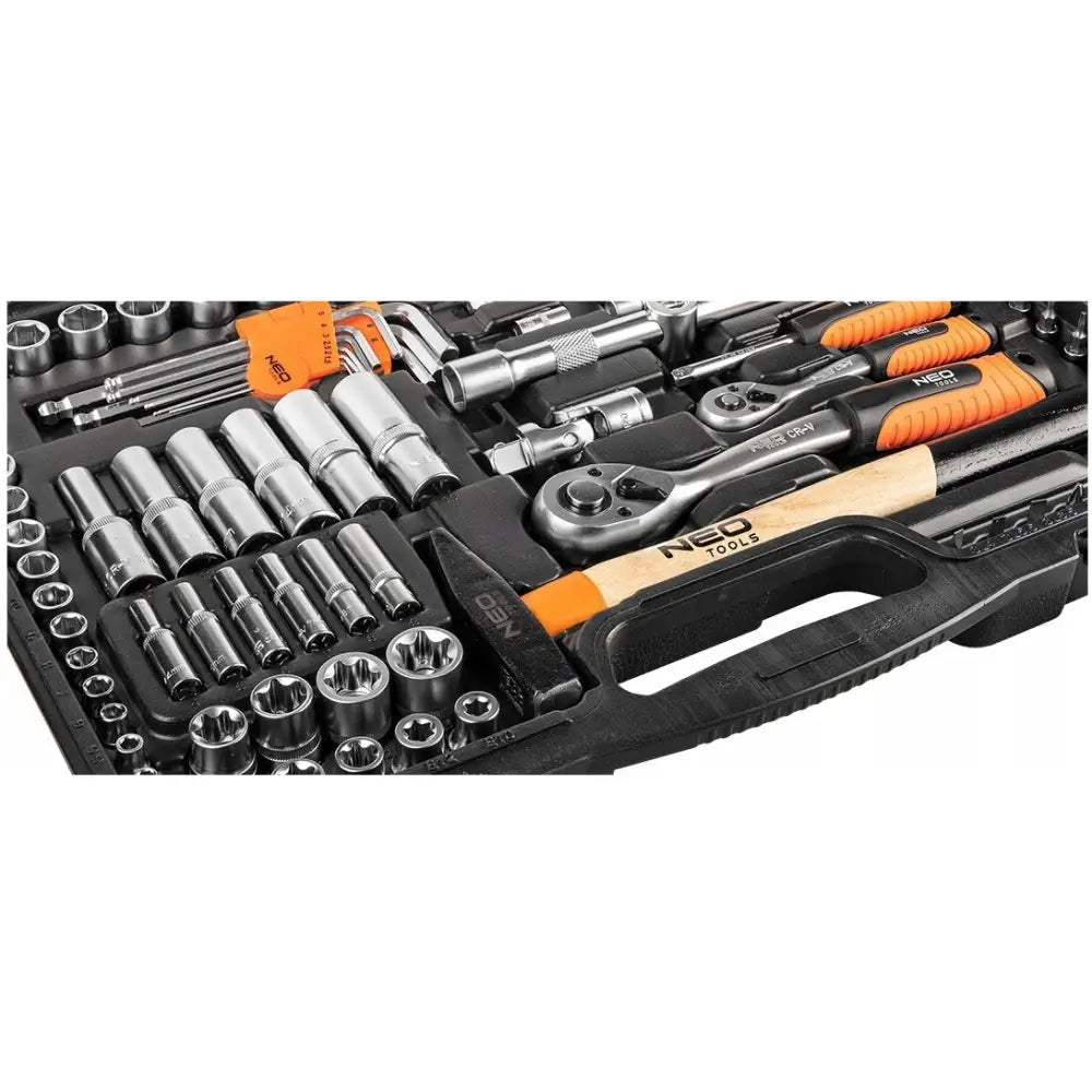Neo verktøysett med pipenøkler, skralle og sekskantnøkler i sort koffert, oransje håndtak, nærbilde ovenfra.