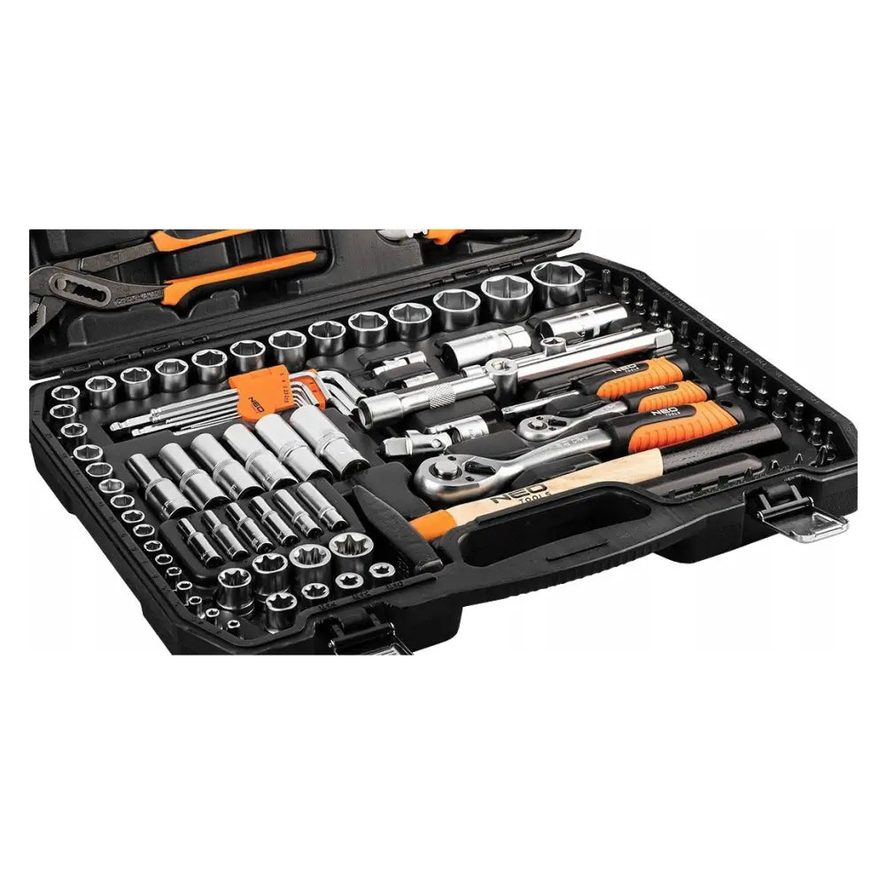 Neo verktøysett med 122 deler, organisert i sort koffert med oransje detaljer, sett skrått ovenfra.