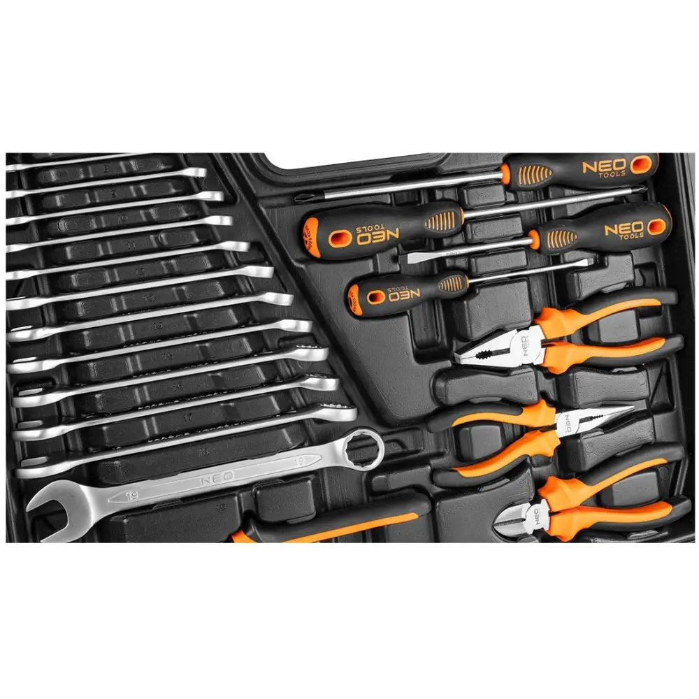 Neo verktøysett med 122 deler, oversiktsbilde av sort koffert med fastnøkler, tenger og skrutrekkere.