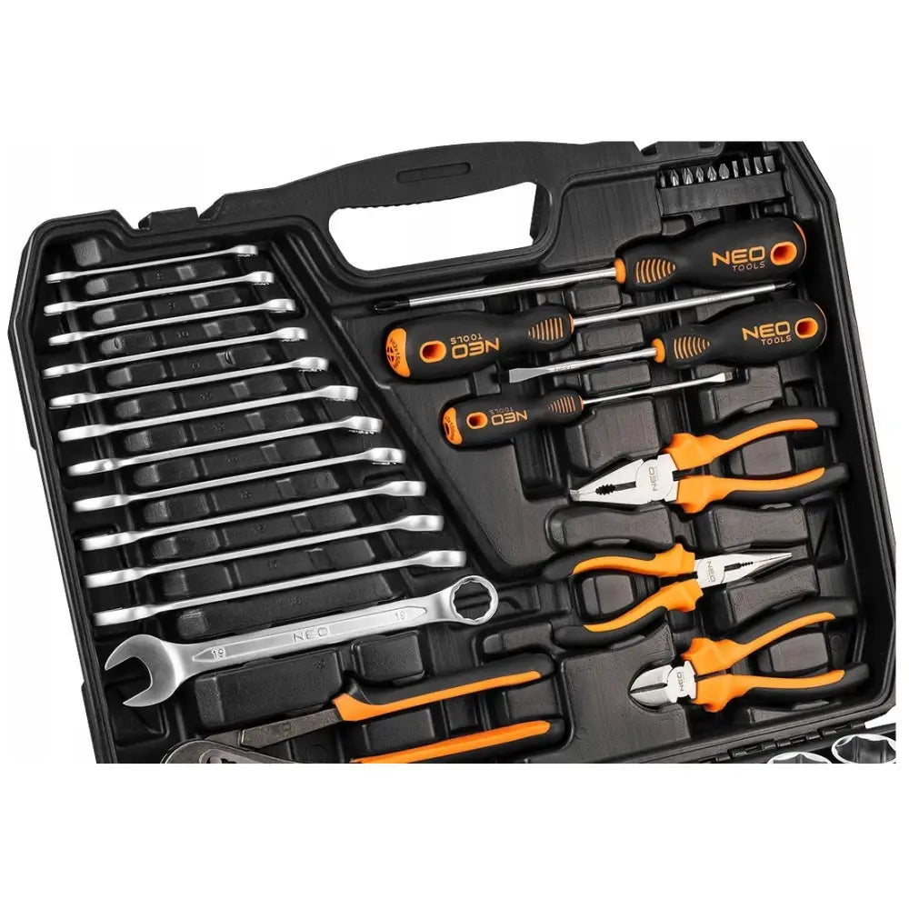 Neo verktøysett med 122 deler, oversiktsbilde av sort skrin med oransje og sorte håndverktøy i egne rom.