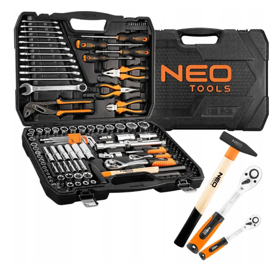 Neo verktøysett i sort hardplastskrin med oransje detaljer, sett skrått ovenfra med 122 deler synlig.