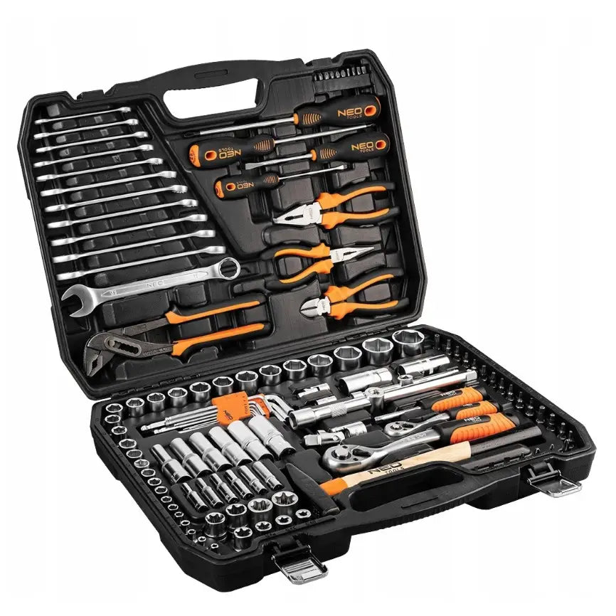 Neo verktøysett i sort koffert, sett skrått ovenfra med oransje og svarte håndtak på verktøyene.