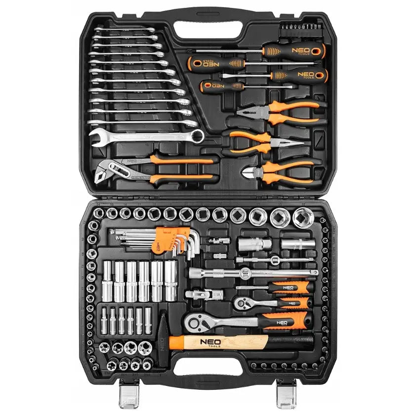 Neo verktøysett med 122 deler, oversiktsbilde av plastskrin med oransje detaljer og sortert håndverktøy.