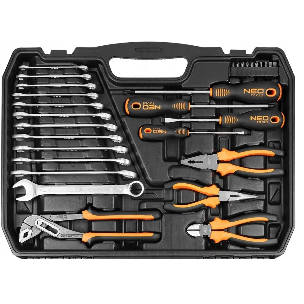 Neo verktøysett i sort etui, sett ovenfra med organiserte skrutrekkere, fastnøkler og tenger med oransje håndtak.