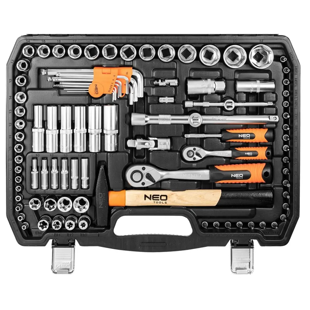 Neo verktøysett med 122 deler, sett ovenfra i åpen sort koffert med oransje og svarte håndtak.