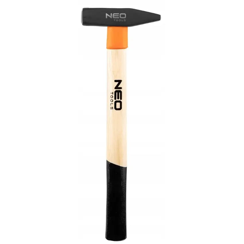 Hammer med svart metallhode, rett lyst trehåndtak med svart grep og oransje detalj, frontvisning.